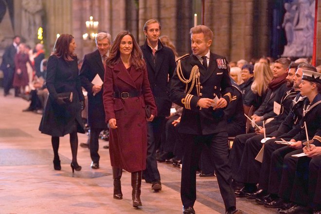 Tudi Pippa Matthews, sestra Kate Middleton, je izbrala plašč v rdečem odtenku. FOTO: Kirsty O'Connor, Pool Via Reuters
