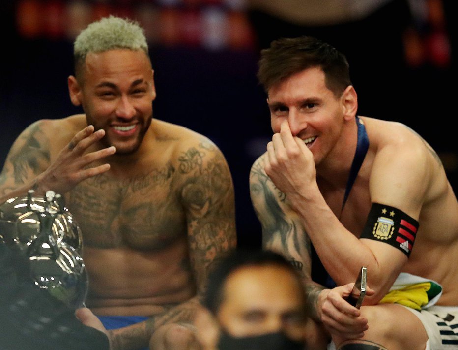Fotografija: Takole sta se lani v Riu de Janeiru po tekmi Brazilije in Argentine pogovarjala Neymar in Lionel Messi. FOTO: Ricardo Moraes/Reuters
