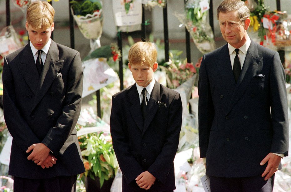 Fotografija: Za Williama in Harryja bo težko že to, da bosta morala podoživeti mamin pogreb. FOTO: Jeff Mitchell, Reuters
