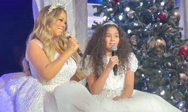 Družinski talent

Pevski talent je glasbenica podedovala po mami, ki je bila operna pevka. Mariah ima v času praznikov vsako leto več prireditev in projektov, letos je na oder prvič povabila svojo 11-letno hčer Monroe, ki je z mamo skupaj zapela božično skladbo (a ne mamine najslavnejše!) in pokazala svoj talent.
