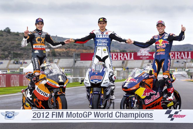 Zmagovalci sezone 2012 z Akrapovičevimi izpušnimi sistemi: Marc Marquez (moto2), Jorge Lorenzo (motoGP) in Sandro Cortese (moto3). FOTO: arhiv podjetja Akrapovič, FIM
