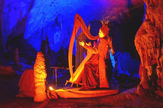 Zvoki harfe v jamskem svetu.
