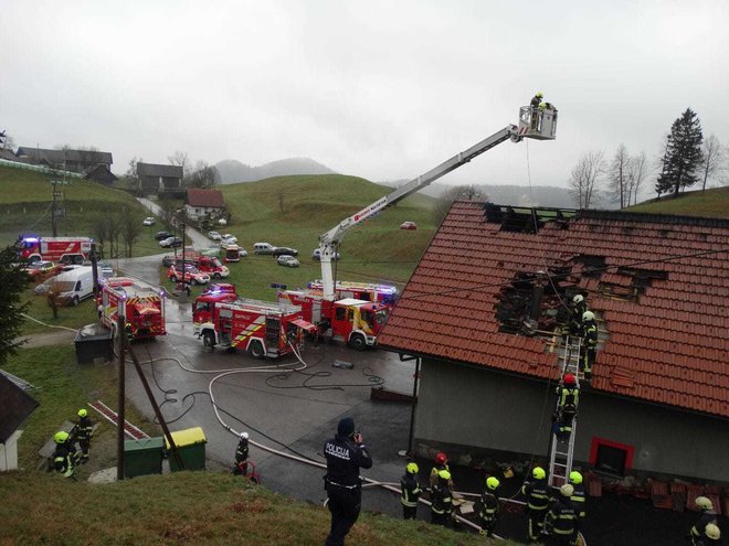 Žalostni so gasilci PGD Vrsnik, saj jim je zgorel večji del gasilskega doma. FOTO: PGD Vrsnik
