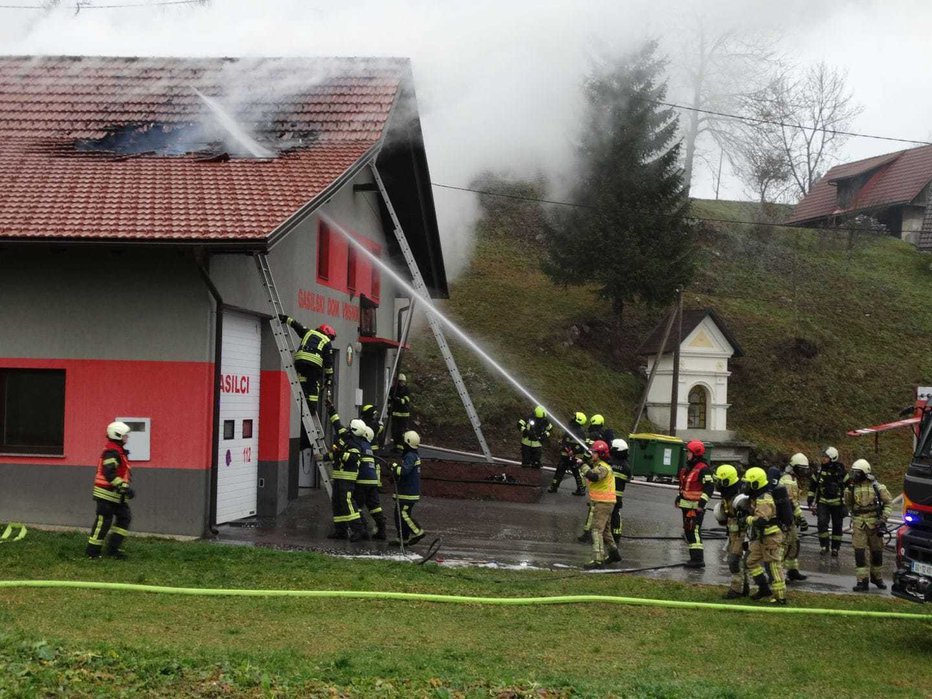 Fotografija: Žalostni so gasilci PGD Vrsnik, saj jim je zgorel večji del gasilskega doma. FOTO: PGD Vrsnik
