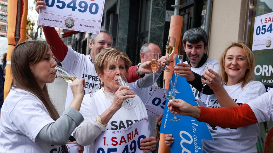 Fotografija: Po španskih ulicah so znova slavili številni loterijski dobitniki. FOTO: Vincent West/Reuters
