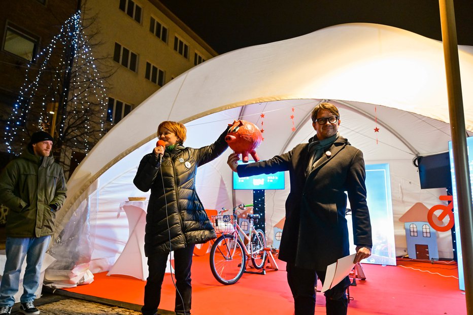 Fotografija: Predsednica ZPM Maribor Nina Babič in Boštjan Klun, mestni politik in povezovalec prireditev, sta dvignila hranilnik, v katerega lahko vsakdo prispeva. FOTOGRAFIJI: MP PRODUKCIJA/PIGAC.SI
