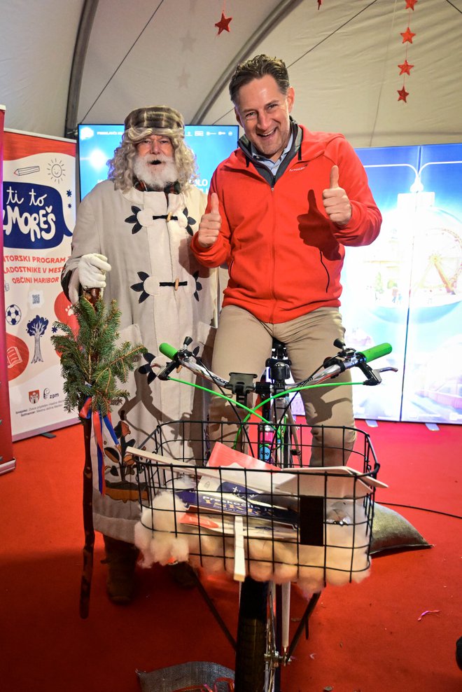 Predsednik uprave Nove KBM John Denhof je pedale poganjal skupaj z dedkom Mrazom.
