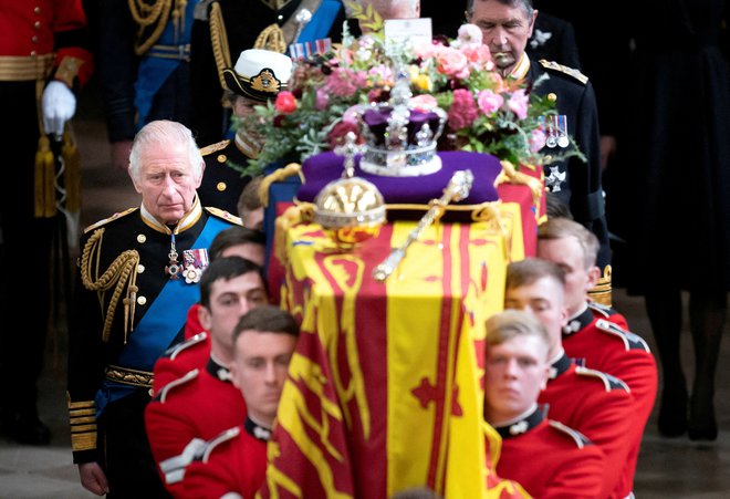Kraljica Elizabeta II. je umrla na gradu Balmoral na Škotskem 8. septembra, nasledil pa jo je njen najstarejši sin, kralj Charles III. FOTO: Pool,Via Reuters
