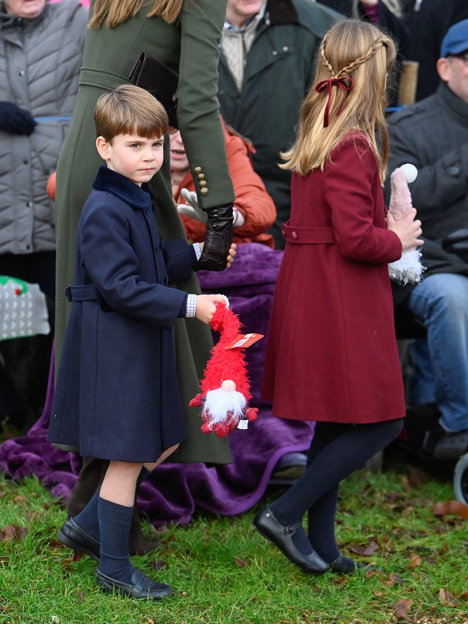 Princ Louis in njegova sestra sta se razveselila božičnih škratov. FOTO: Toby Melville, Reuters
