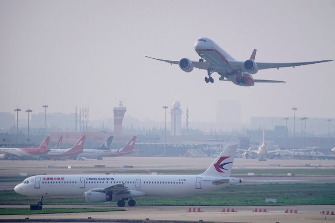 Število letal, ki lahko dnevno pristanejo na Kitajskem, ne bo več omejeno. FOTO: Aly Song, Reuters
