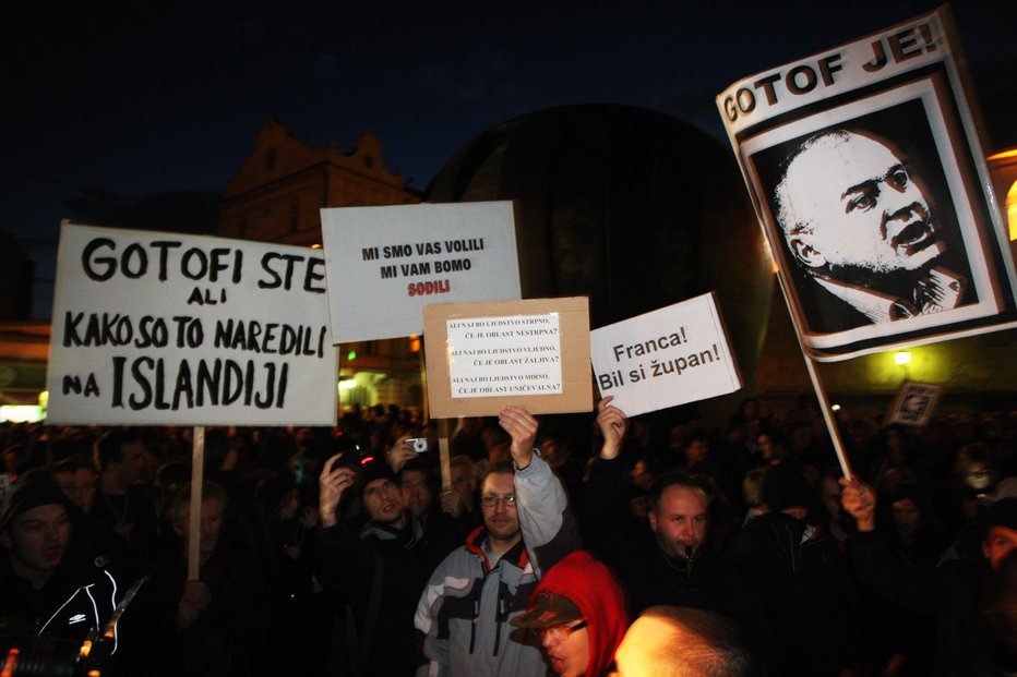 Fotografija: »Ko sem bil obsojen v zadevi Ježovita, so se pojavili plakati po Mariboru Gotof je. Moj otrok je hodil mimo in to gledal,« je na sodišču pripovedoval Kangler. Fotografija s protestov v Mariboru novembra 2012. FOTO: Tadej Regent
