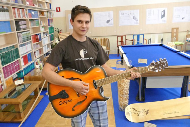 Domen Šergan je ob koncu leta 2015 izdelal kitaro.
