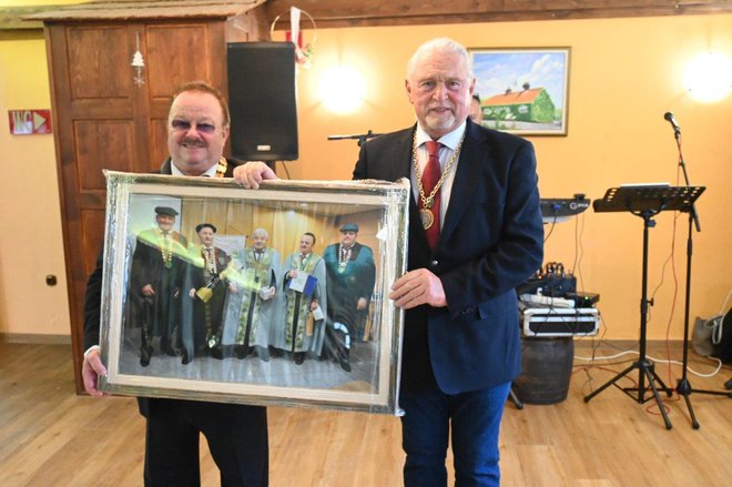 Ivan Mijošek (desno) je slavljencu Štefanu Pavlinjeku izročil lepo darilo. Fotografije: Oste Bakal
