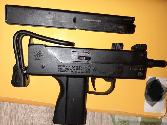 To je avtomatska pištola, ki so jo našli pri 40-letniku doma. FOTO: PPIU Nova Gorica
