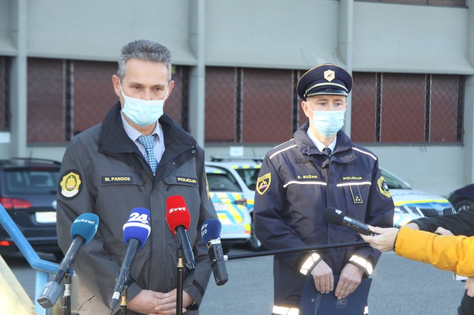 Fotografija: Marino Pangos in Dean Božnik z novogoriške policijske uprave sta tri dni po najdbi trupla predstavila ugotovitve. FOTO: PU Nova Gorica
