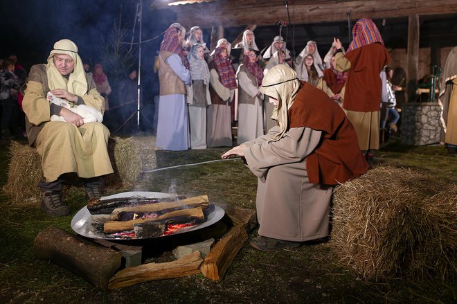 Ob ognju so poslušali božične pesmi.
