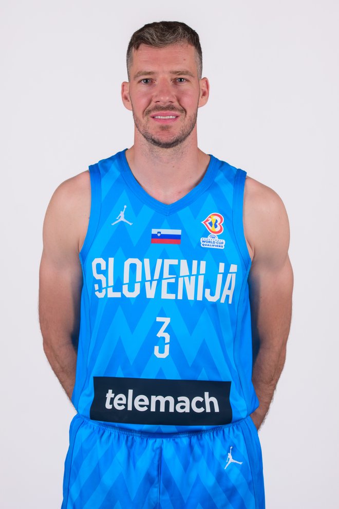 Še zadnjič!
Košarkarska reprezentanca se je z grenkobo v prsih poslovila od Gorana Dragića, ki je odigral svojo zadnjo tekmo s kapetanskim trakom na roki.
