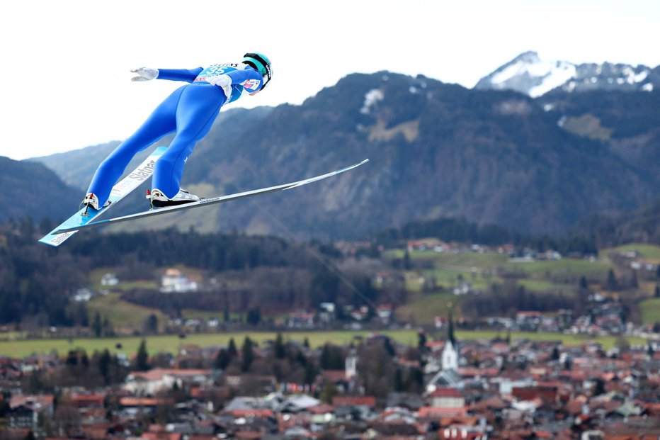 Fotografija: Lovro Kos si je priskakal takšen pogled na Oberstdorf. FOTO: Lisi Niesner, Reuters
