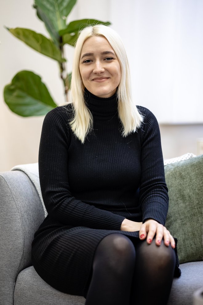 »Ko se začnemo zavedati, kaj nam ne služi več, se lažje približamo tistemu, kar si resnično želimo,« je prepričana Petra Grobelnik, geštalt psihoterapevtka pod supervizijo. FOTO: Črt Piksi
