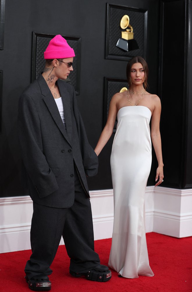 Justin in Hailey Bieber na rdeči preprogi z letošnje podelitve grammyjev, kjer je vzbujal pozornost z nenavadno opravo. FOTO: Maria Alejandra Cardona/Reuters
