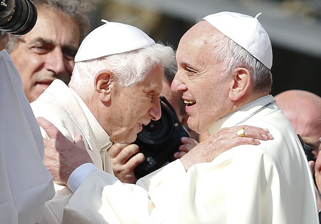 Zaslužni papež Benedikt XV. in papež Frančišek leta 2014. FOTO: Tony Gentile, Reuters
