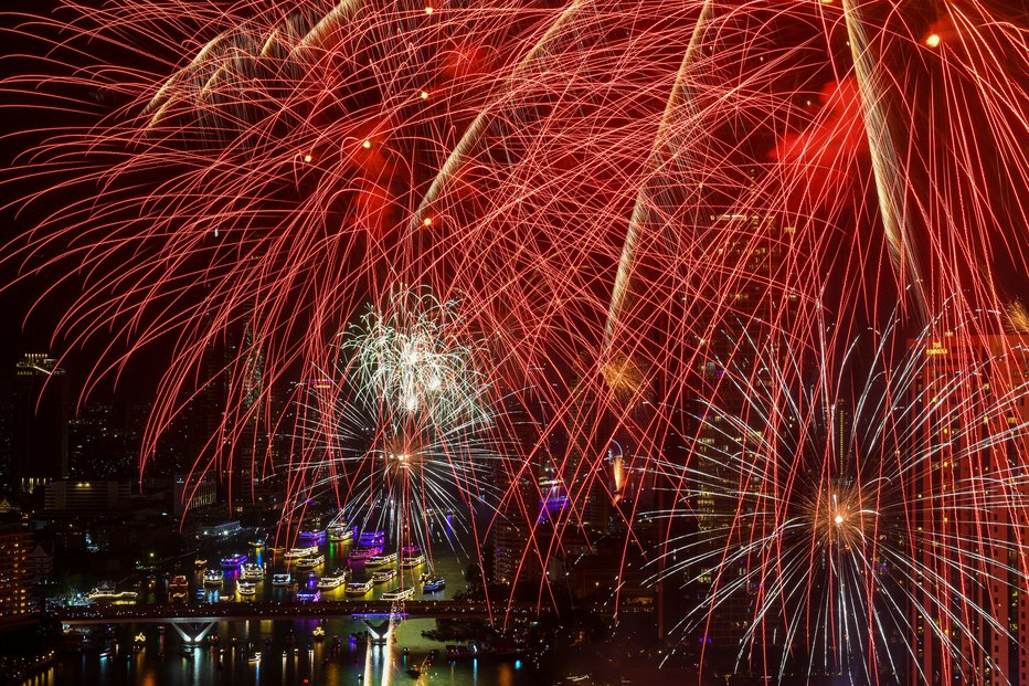 Fotografija: Ognjemet nad reko Chao Phraya med praznovanjem novega leta v Bangkoku na Tajskem.  FOTO: Chalinee Thirasupa Reuters
