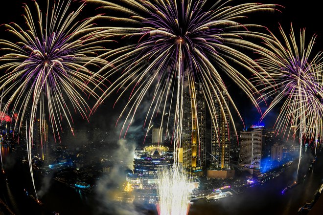 Ognjemet nad reko Chao Phraya med praznovanjem novega leta v Bangkoku na Tajskem. FOTO: Chalinee Thirasupa Reuters
