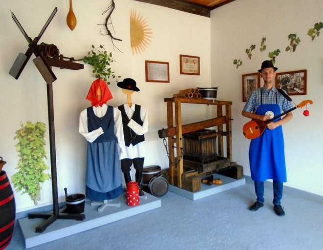 V vinogradniškem in kmečkem muzeju je predstavljena tudi tradicija tamburaštva. Foto: Vinogradniški in kmečki muzej Pristava
