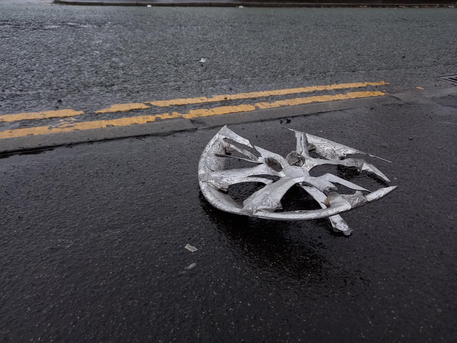 Fotografija: A reminding photograph of a non graphic insurance or major collision advertisement. A while before this was taken with a destroyed wheel, a major road traffic accident occurred on this street severely injuring two motorists. This was partly done by speeding and lack of awareness. This rim positioned there acts as a still life also a reminder of unsafe and irresponsible driving despite it being the aftermath of the accident. FOTO: Mozamal Iftikhar Getty Images/istockphoto
