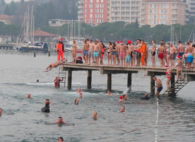 Portoroški novoletni skok v morje za vse več Slovencev postaja nekakšen rekreativno-terapevtski trend.
