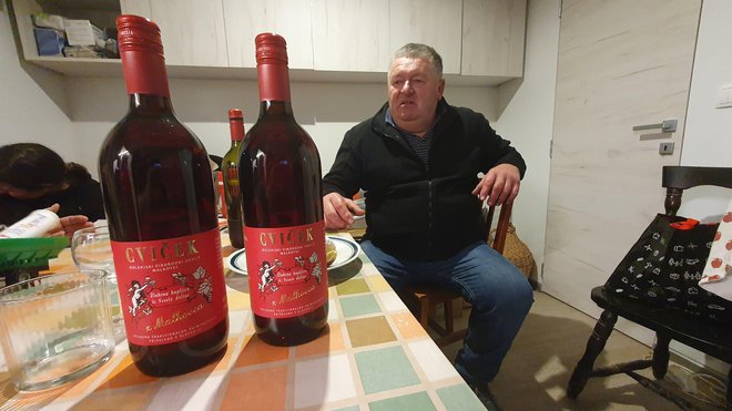 Peter je upravičeno ponosen na dobro vinsko kapljico. FOTO: Drago Perko
