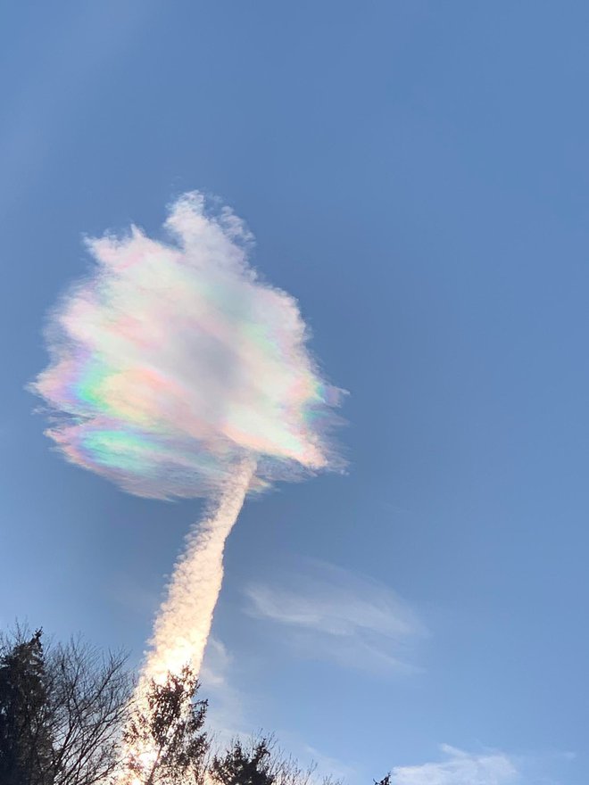 Mavrični oblak je bralki vzel sapo. FOTO: Bralka Manja
