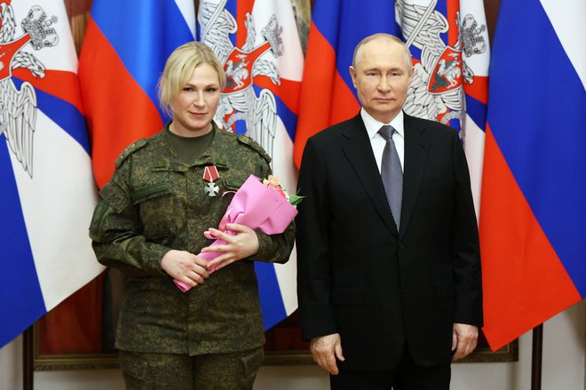 Ruski predsednik Vladimir Putin na slovesnosti ob podelitvi vojaških redov in medalj pripadnikom vojakov, vpletenih v konflikt med Rusijo in Ukrajino. Podelil jih je igralcem, statistom. FOTO: Sputnik Via Reuters
