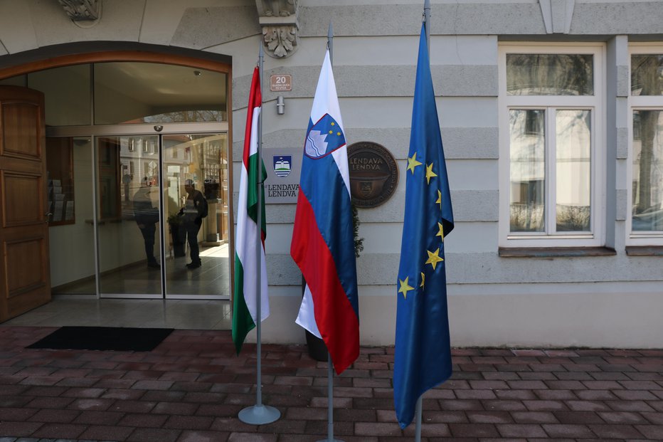 Fotografija: Madžarske zastave je primerjal z zastavami s kljukastim križem. FOTO: Jože Pojbič
