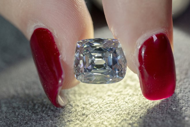 Od diamanta enake teže je dražja več kot 12.000-krat. FOTO: Denis Balibouse, Reuters
