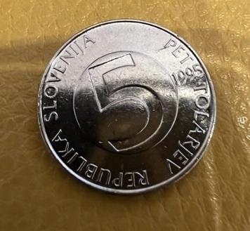 Fotografija: Nima nobene vrednosti, saj ni bil kovan, pod »srebrnim« nanosom pa je običajen 5-tolarski kovanec. FOTO: Bralec Roman
