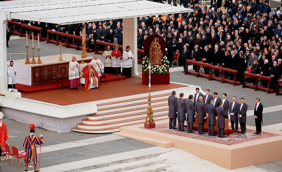 Fotografija: Na pokojnikovo željo je bil pogreb slovesen, a preprost. FOTO: Remo Casilli, Reuters
