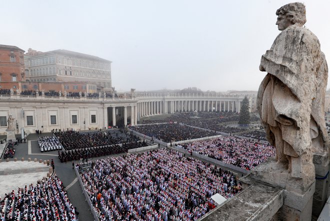 Trg sv. Petra je bil nabito poln. FOTO: Guglielmo Mangiapane, Reuters
