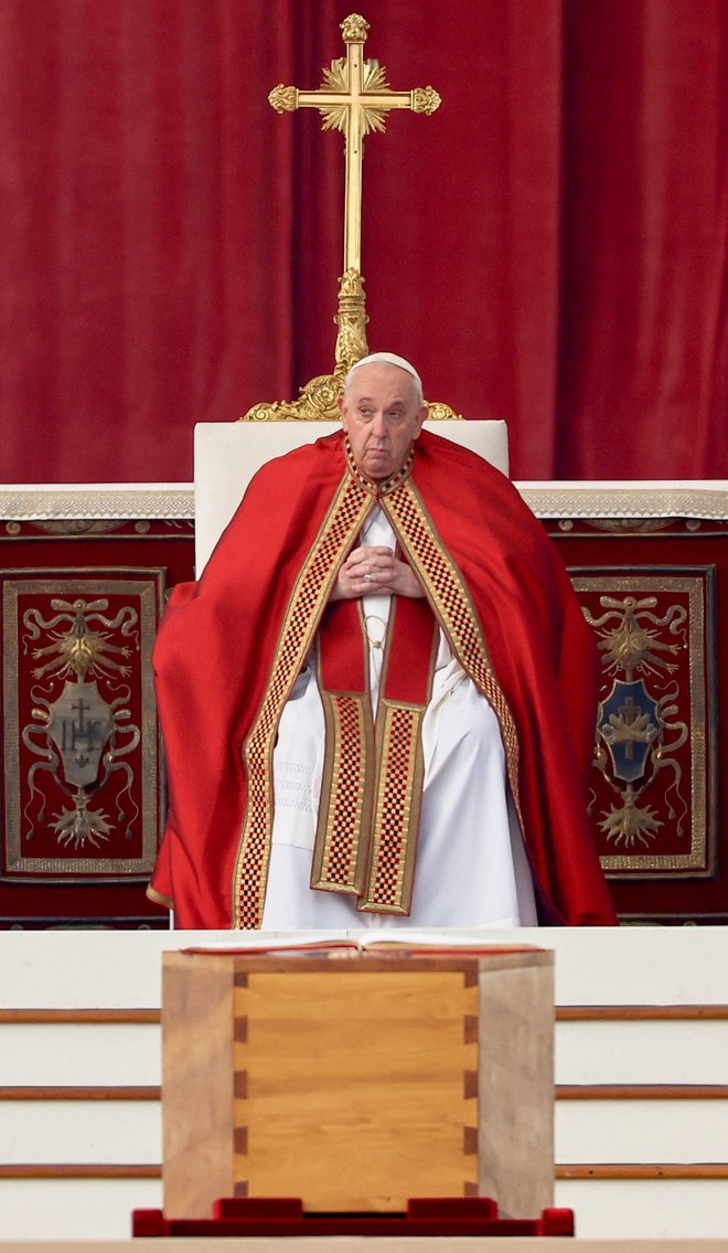 Pogreb je prvič v zgodovini vodil papežev naslednik. FOTO: Kai Pfaffenbach, Reuters
