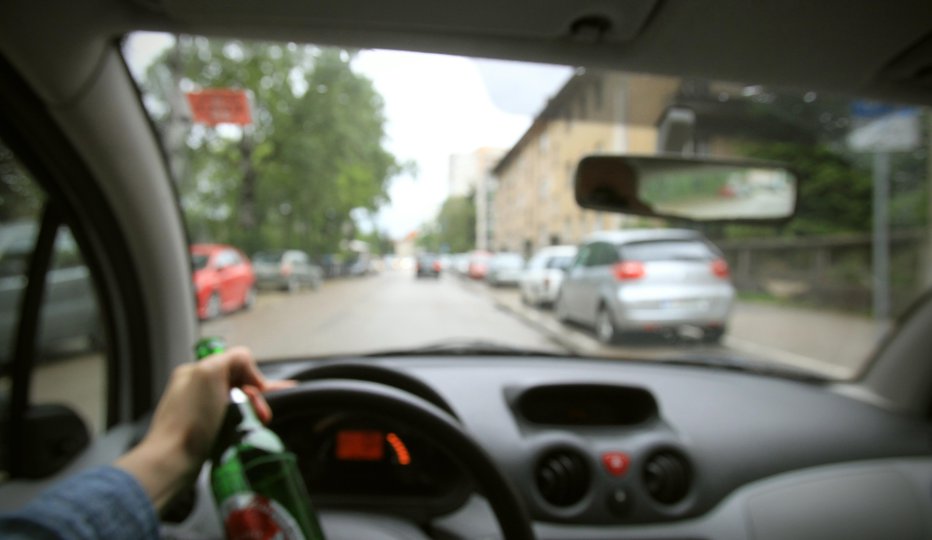 Fotografija: Za voznike začetnike, poklicne voznike, učitelje vožnje velja zgolj 0,0 alkohola. FOTO: Blaž Samec
