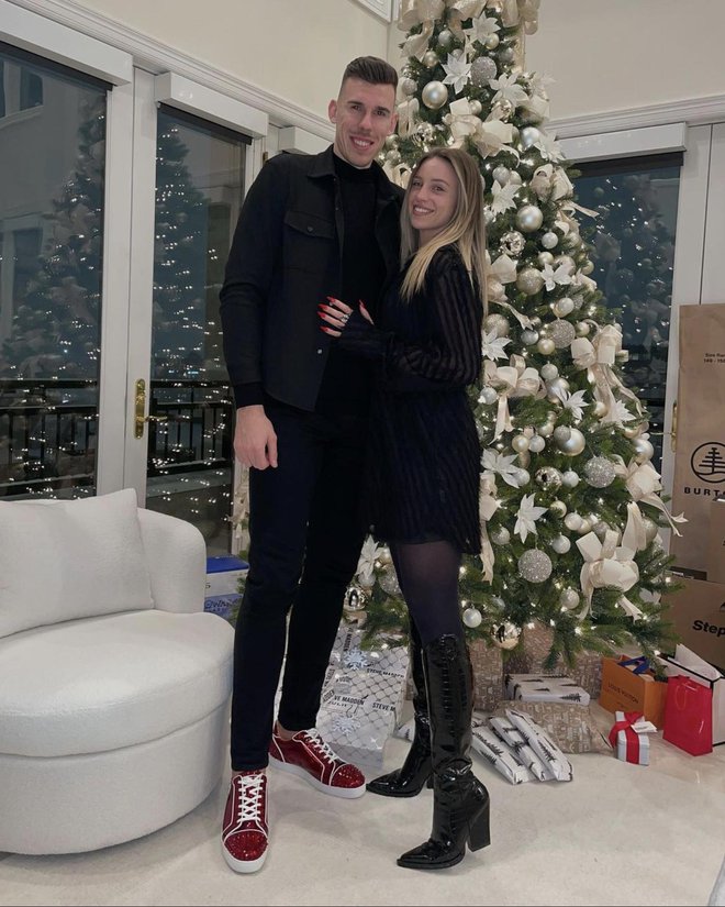 Zaljubljeno

Naš NBA košarkar Vlatko Čančar je s srcem, polnim ljubezni, ki mu jo daje Eva, vstopil v novo leto.
