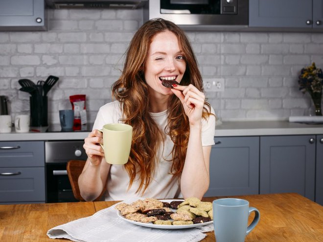 Čeprav so čokolada, piškoti in kava slastni, lahko sprožijo kljuvanje. FOTO: Iuliia Bondar, Getty Images
