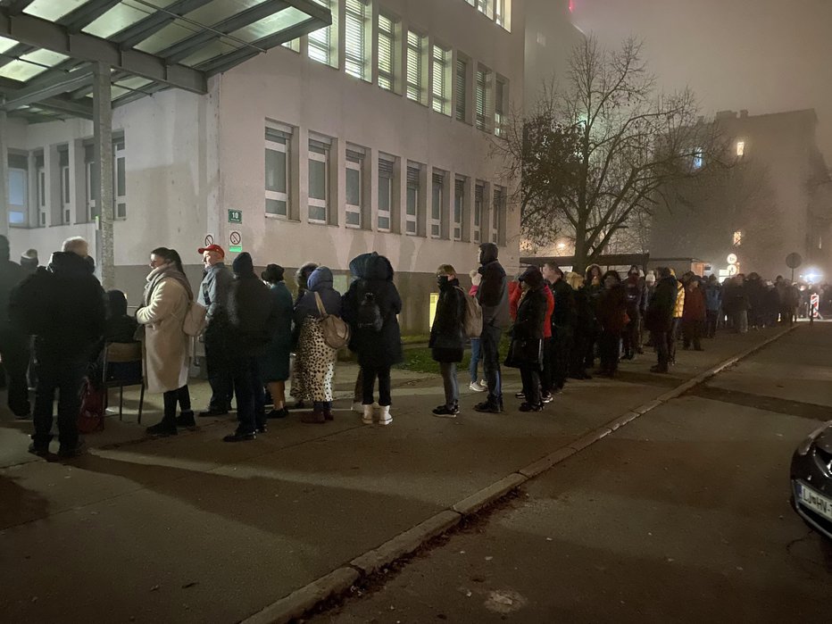 Fotografija: Ljudje so pred vrati ZD Bežigrad čakali že od 4. ure zjutraj. Prvi naj bi prišel malo pred polnočjo. FOTO: Ivan Romanovski
