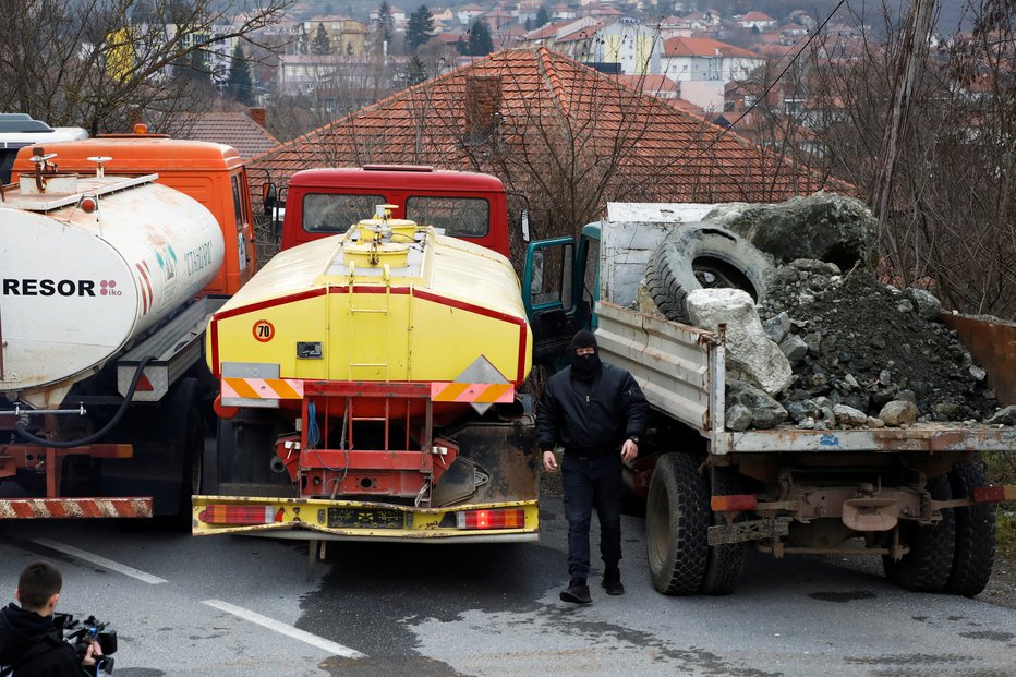Fotografija: Konec minulega leta so na Kosovu postavili barikade. REUTERS/Florion Goga FOTO: Florion Goga Reuters
