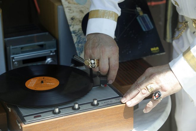 Kraljevo glasbo vrti na starem gramofonu. FOTO: Mavric Pivk
