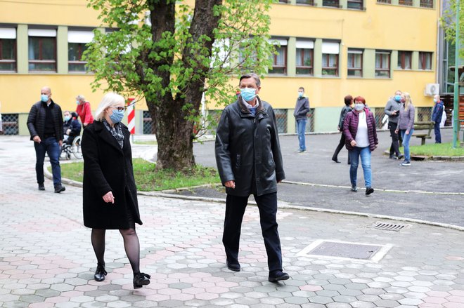 Dalja Pečovnik in zdaj že nekdanji predsednik republike Borut Pahor, ki je obiskal uporabnike in zaposlene v CUDV Črna na Koroškem, ti so med epidemijo covida-19 izdelovali zaščitne maske za občane. FOTO: Daniel Novakovič/sta
