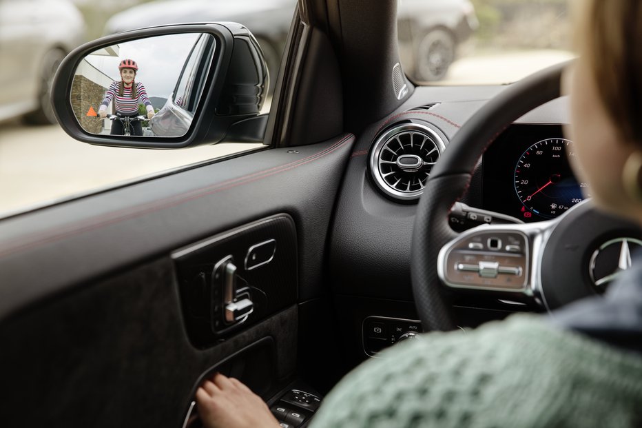 Fotografija: Veliko novih avtomobilov ima v stranskih ogledalih posebno opozorilo, če se kaj znajde v njihovem mrtvem kotu. FOTO: Mercedes-Benz AG