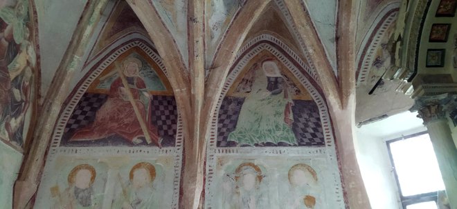 Freske so delo skupine mojstrov iz Suhe pri Škofji Loki.

