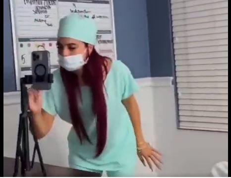 Fotografija: Medicinska sestra stresa zadnjico in se snema, bolnik šokiran. FOTO: Zaslonski posnetek/Twiter
