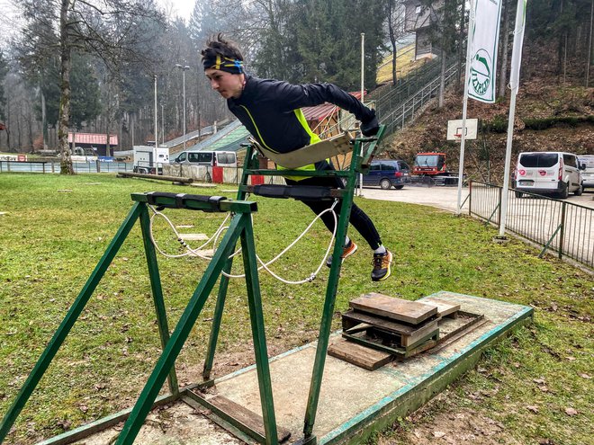 Skakalec Benjamin Podobnik je vadil na napravi za odskok. Fotografije: Jaroslav Jankovič
